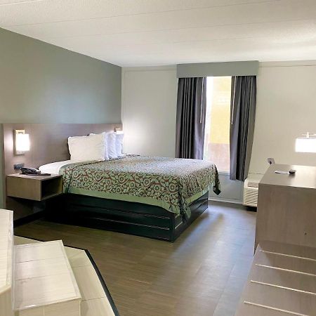 Days Inn By Wyndham שרונוויל מראה חיצוני תמונה