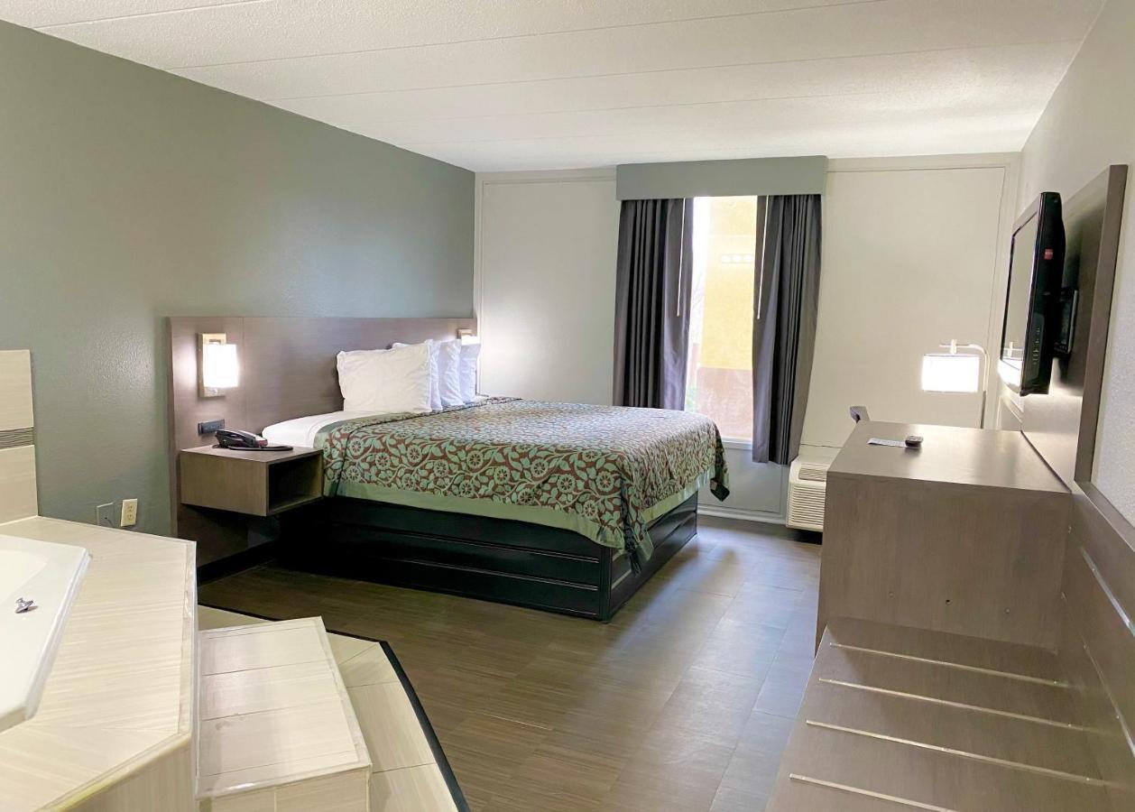 Days Inn By Wyndham שרונוויל מראה חיצוני תמונה