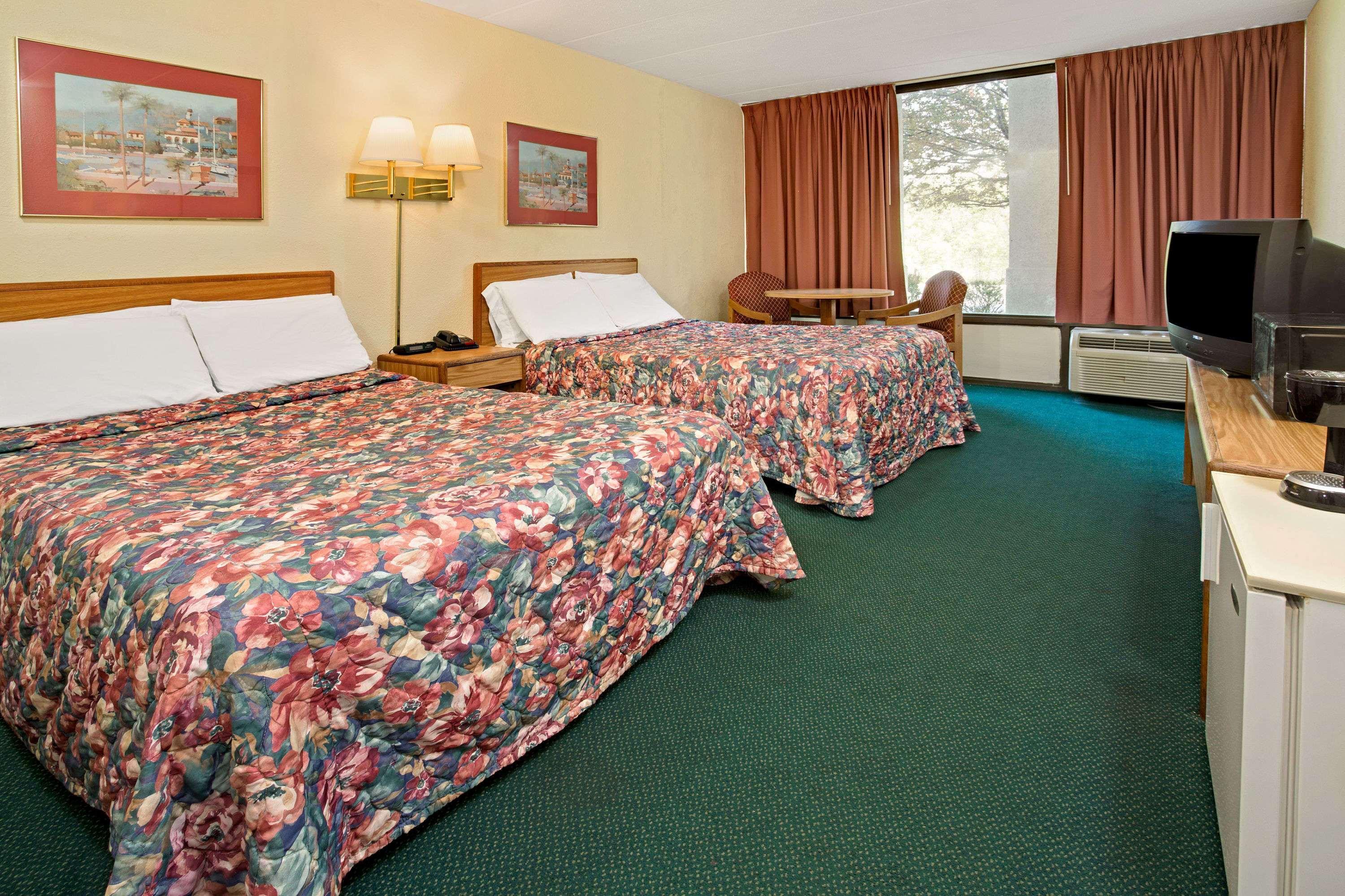 Days Inn By Wyndham שרונוויל מראה חיצוני תמונה