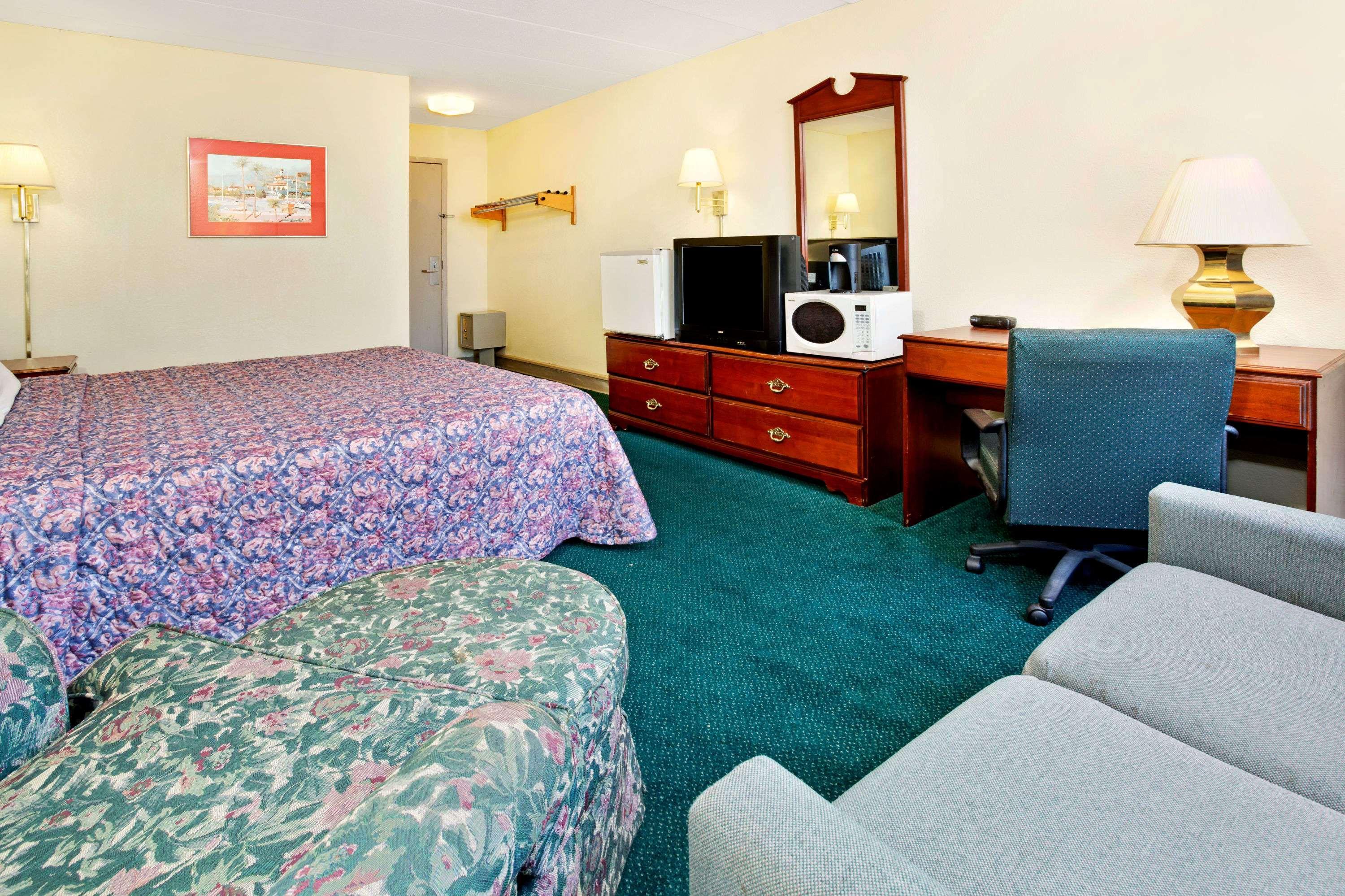 Days Inn By Wyndham שרונוויל מראה חיצוני תמונה