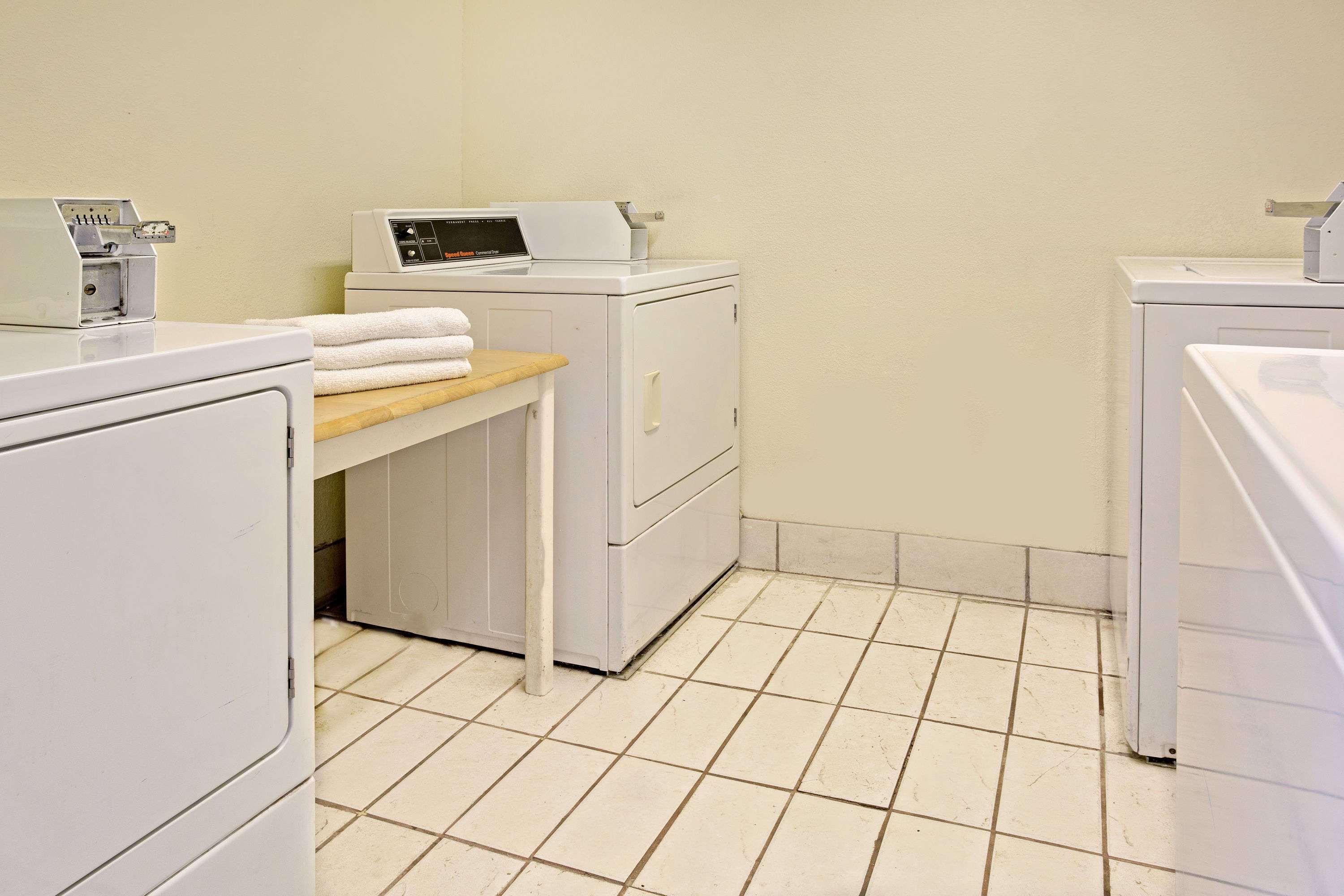Days Inn By Wyndham שרונוויל מראה חיצוני תמונה