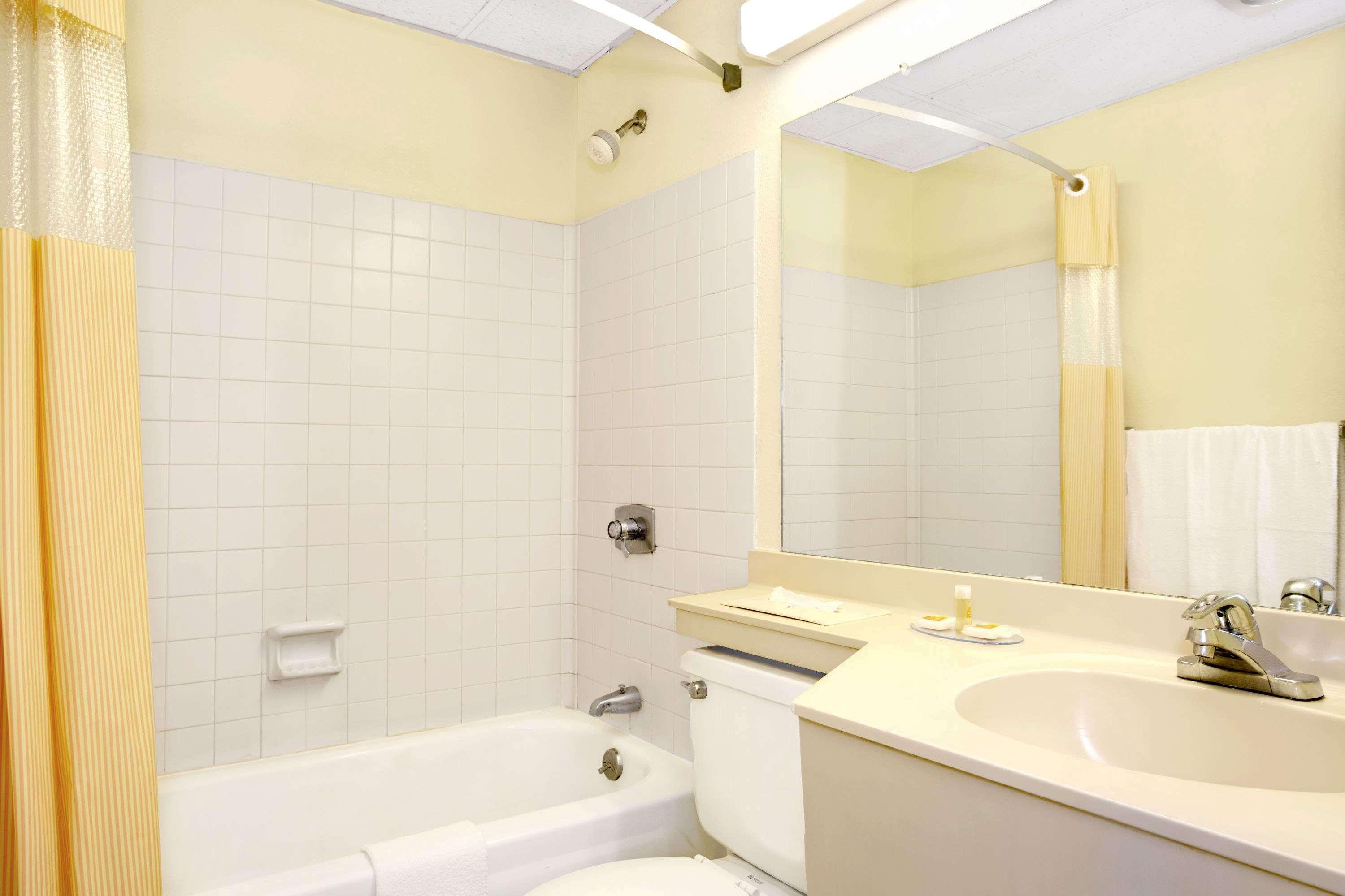 Days Inn By Wyndham שרונוויל מראה חיצוני תמונה