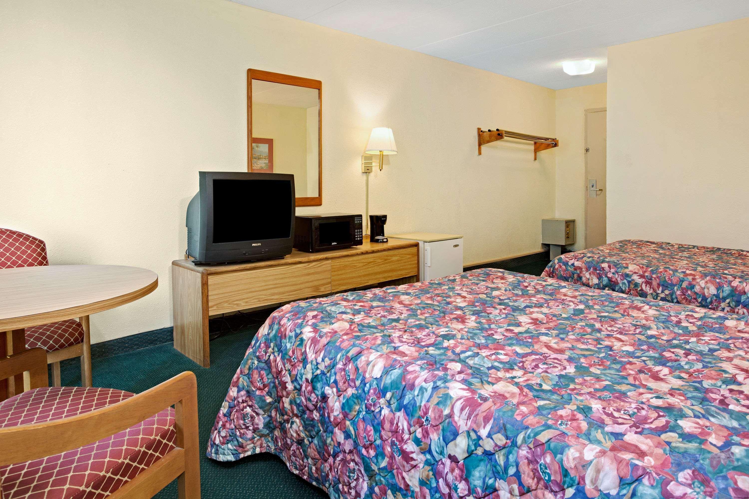 Days Inn By Wyndham שרונוויל מראה חיצוני תמונה