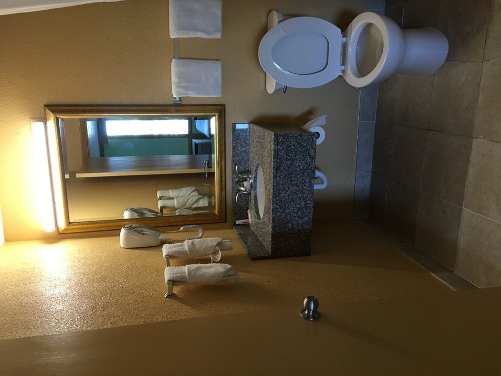 Days Inn By Wyndham שרונוויל מראה חיצוני תמונה
