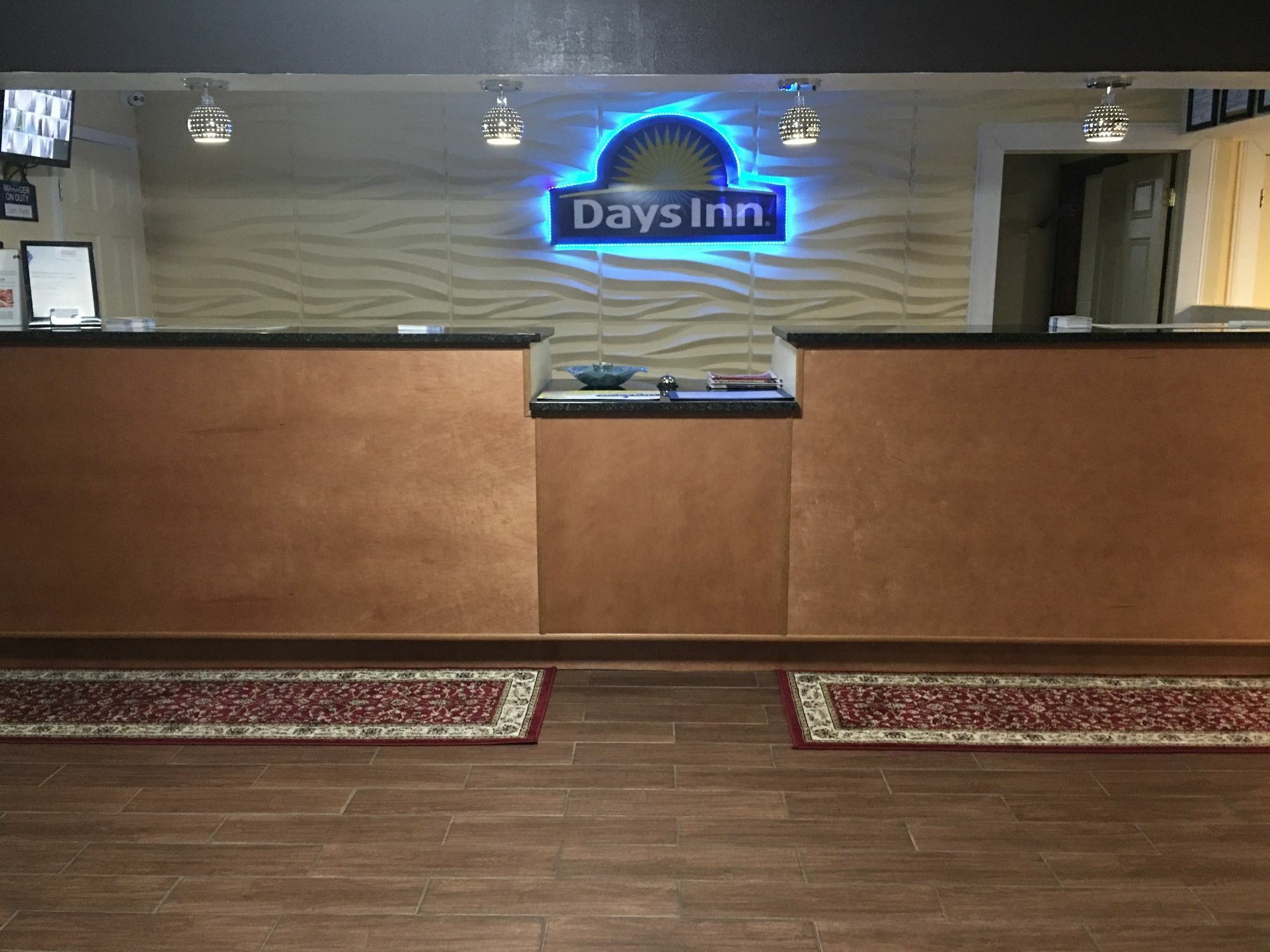Days Inn By Wyndham שרונוויל מראה חיצוני תמונה